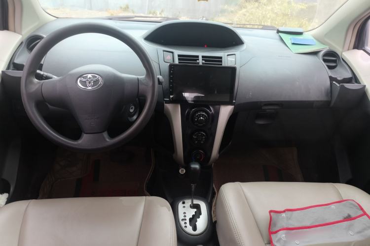 Used Toyota Yaris 2011 1.6E Automatic Charm Edition Center Console