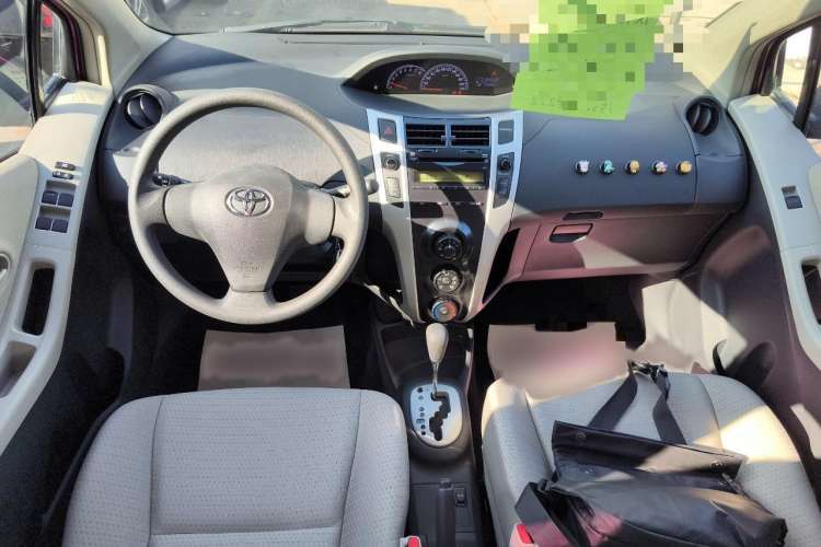 Used Toyota Yaris 2011 1.6E Automatic Charm Edition Center Console