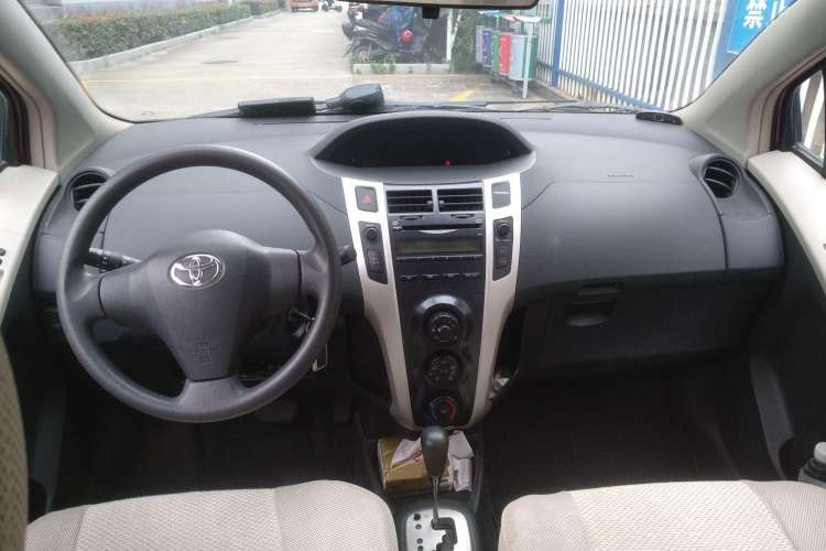 Used Toyota Yaris 2011 1.6E Automatic Charm Edition Center Console