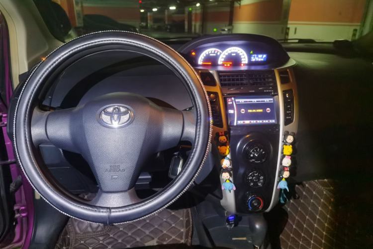 Used Toyota Yaris 2011 1.6E Automatic Charm Edition Center Console