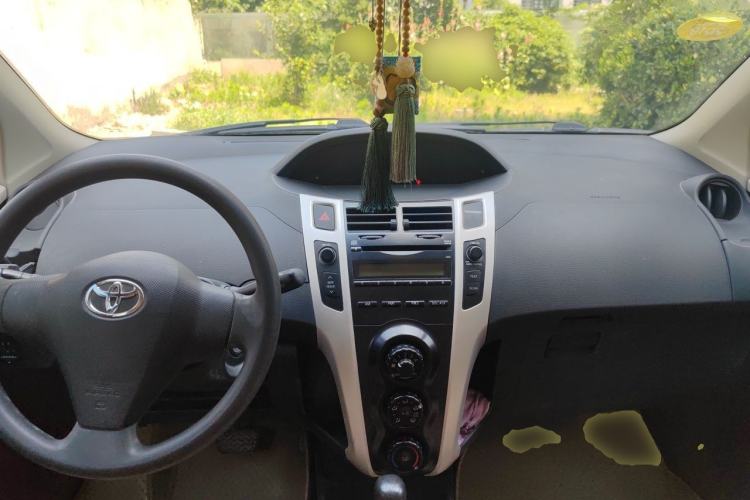 Used Toyota Yaris 2011 1.6E Automatic Charm Edition Center Console