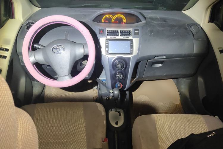 Used Toyota Yaris 2011 1.6E Automatic Charm Edition Center Console