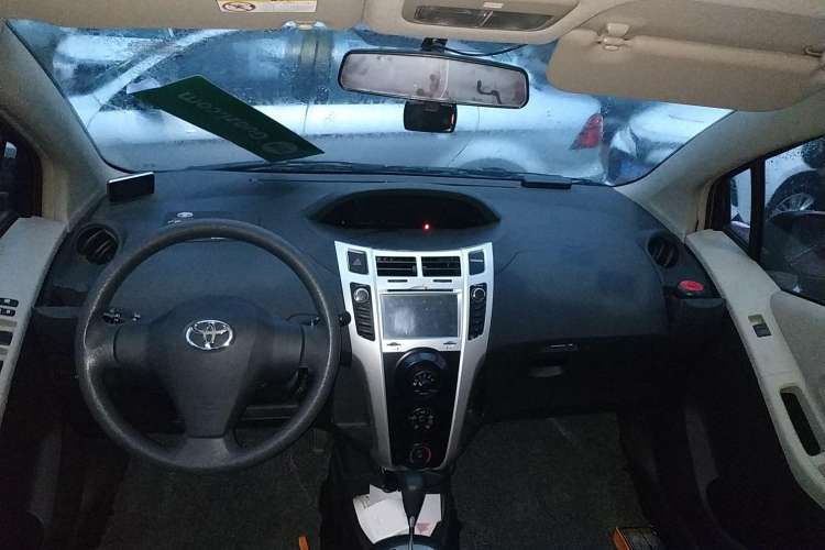 Used Toyota Yaris 2011 1.6E Automatic Charm Edition Center Console