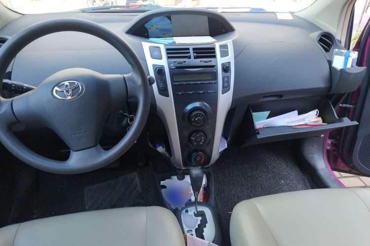 Used Toyota Yaris 2011 1.6E Automatic Charm Edition Center Console