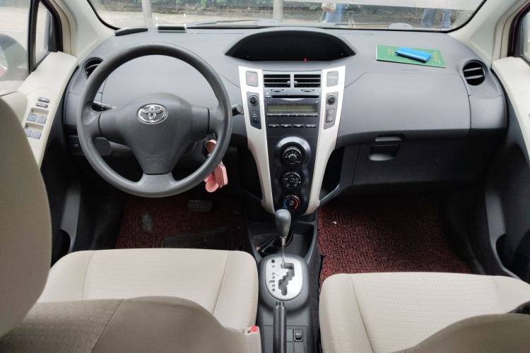 Used Toyota Yaris 2011 1.6E Automatic Charm Edition Center Console