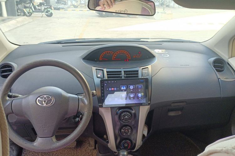 Used Toyota Yaris 2011 1.6E Automatic Charm Edition Center Console