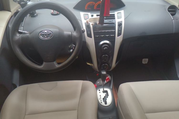 Used Toyota Yaris 2011 1.6E Automatic Charm Edition Center Console