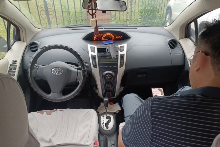 Used Toyota Yaris 2011 1.6E Automatic Charm Edition Center Console