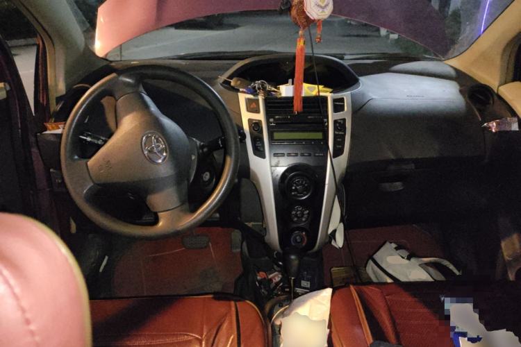 Used Toyota Yaris 2011 1.6E Automatic Charm Edition Center Console