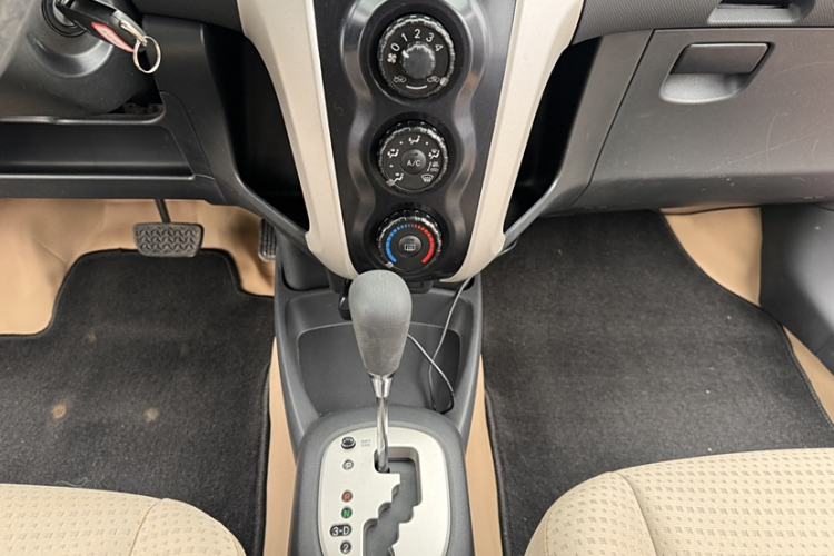 Used Toyota Yaris 2011 1.6E Automatic Charm Edition Gear Lever