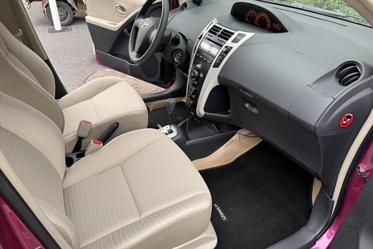 Used Toyota Yaris 2011 1.6E Automatic Charm Edition Right Front Seat