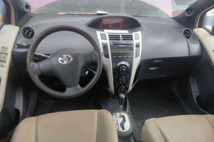 Used Toyota Yaris 2011 1.6E Automatic Charm Edition Center Console