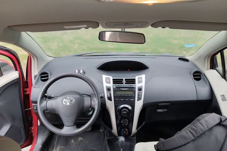 Used Toyota Yaris 2011 1.6E Automatic Charm Edition Center Console