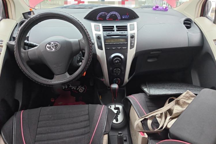 Used Toyota Yaris 2011 1.6E Automatic Charm Edition Center Console