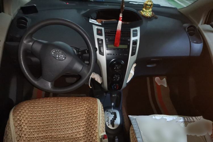 Used Toyota Yaris 2011 1.6E Automatic Charm Edition Center Console