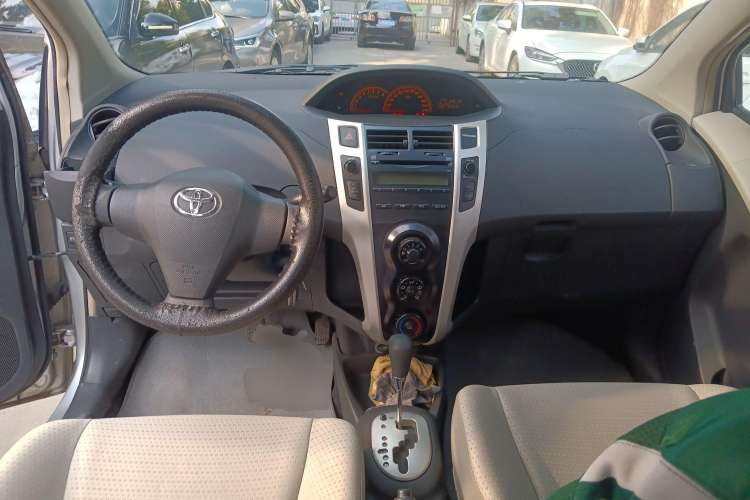 Used Toyota Yaris 2011 1.6E Automatic Charm Edition Center Console