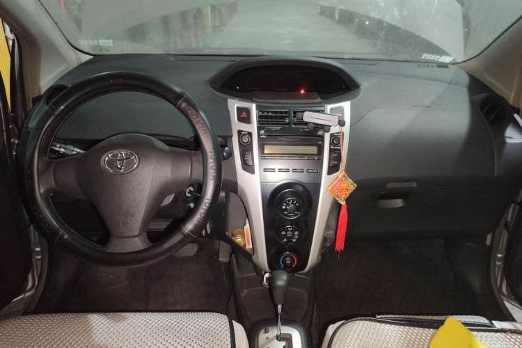 Used Toyota Yaris 2011 1.6E Automatic Charm Edition Center Console