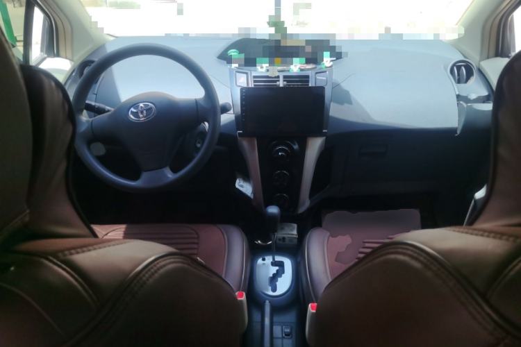 Used Toyota Yaris 2011 1.6E Automatic Charm Edition Center Console