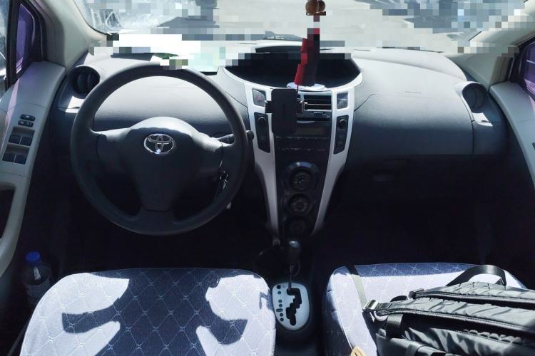 Used Toyota Yaris 2011 1.6E Automatic Charm Edition Center Console