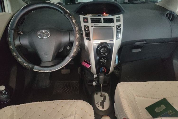 Used Toyota Yaris 2011 1.6E Automatic Charm Edition Center Console