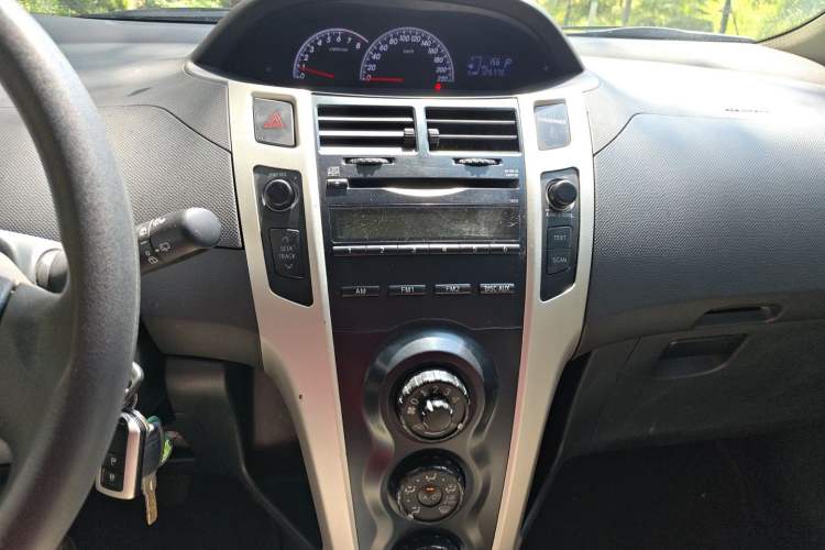 Used Toyota Yaris 2011 1.6E Automatic Charm Edition Audio And AC Panel