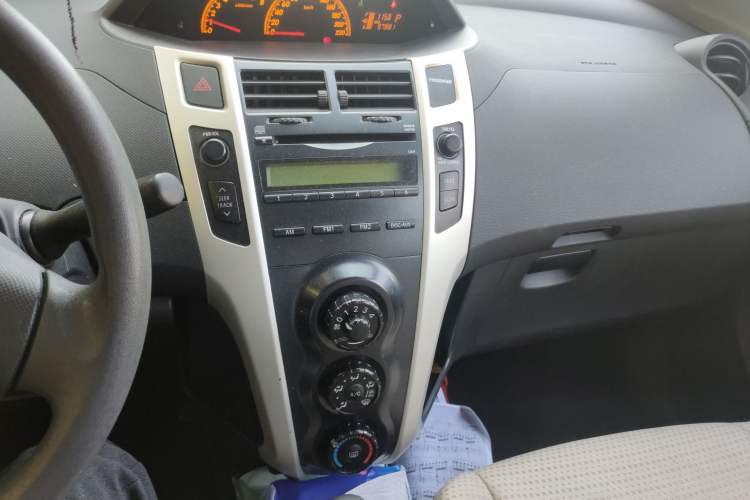 Used Toyota Yaris 2011 1.6E Automatic Charm Edition Audio And AC Panel