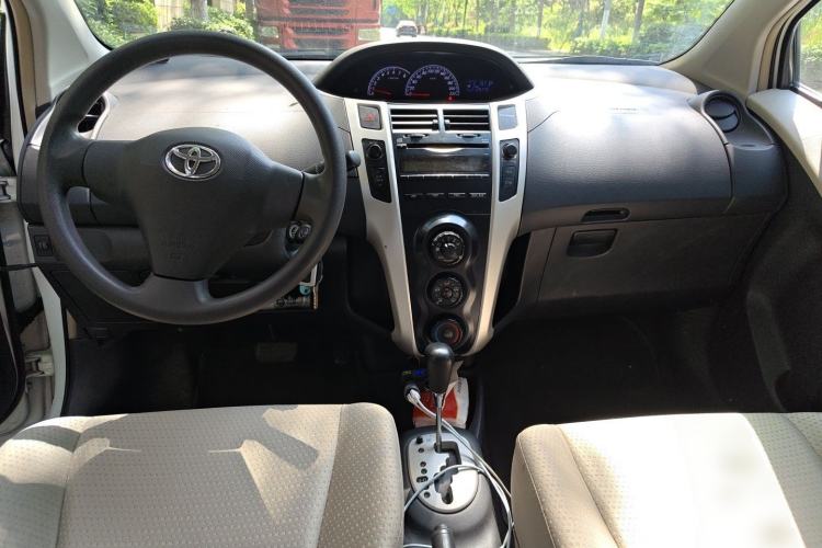 Used Toyota Yaris 2011 1.6E Automatic Charm Edition Center Console