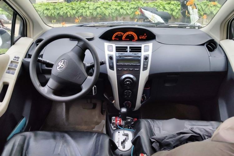 Used Toyota Yaris 2011 1.6E Automatic Charm Edition Center Console