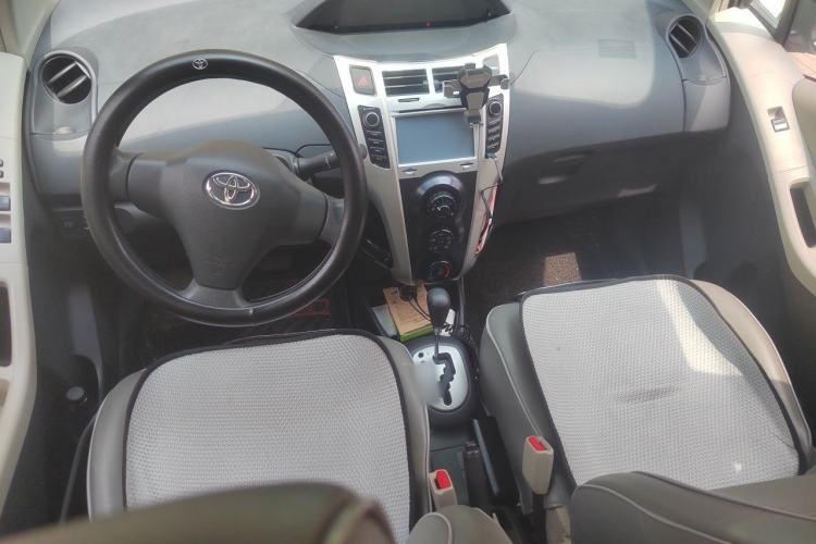 Used Toyota Yaris 2011 1.6E Automatic Charm Edition Center Console