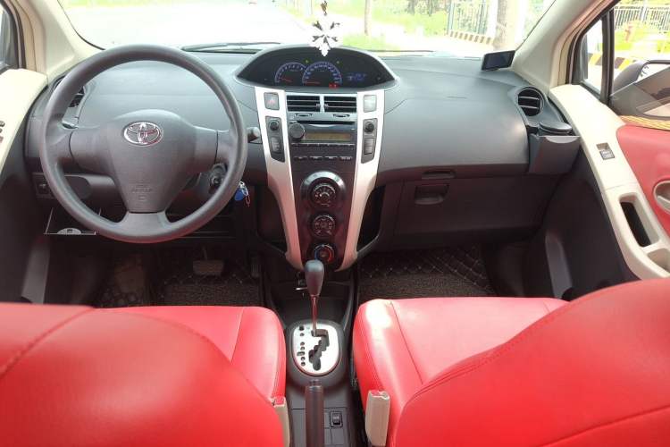 Used Toyota Yaris 2011 1.6E Automatic Charm Edition Center Console