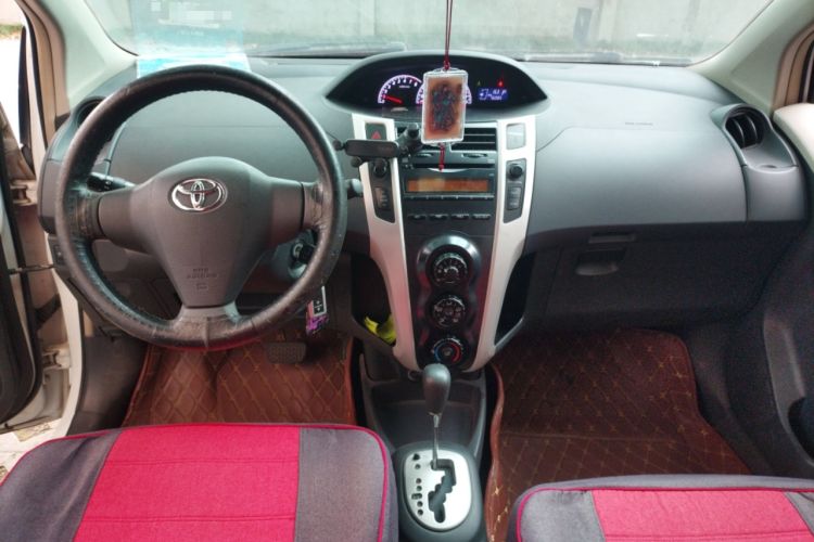 Used Toyota Yaris 2011 1.6E Automatic Charm Edition Center Console