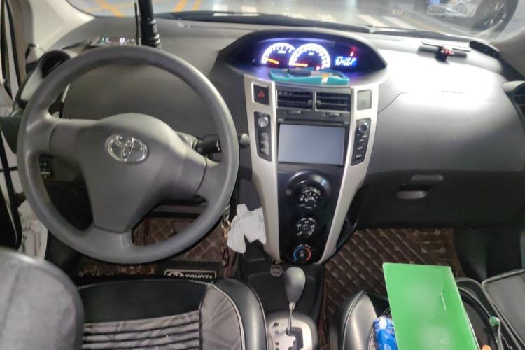 Used Toyota Yaris 2011 1.6E Automatic Charm Edition Center Console