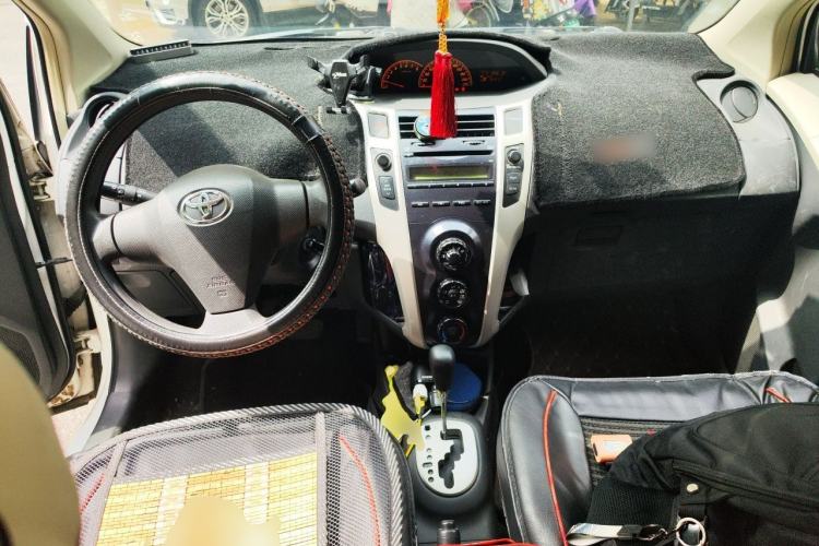 Used Toyota Yaris 2011 1.6E Automatic Charm Edition Center Console