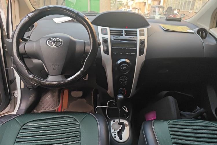 Used Toyota Yaris 2011 1.6E Automatic Charm Edition Center Console