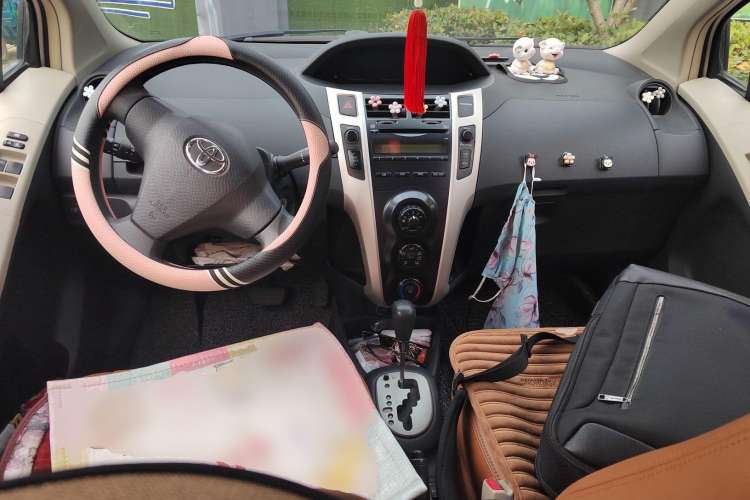 Used Toyota Yaris 2011 1.6E Automatic Charm Edition Center Console