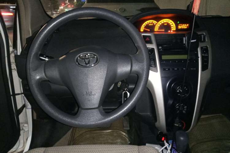 Used Toyota Yaris 2011 1.6E Automatic Charm Edition Center Console