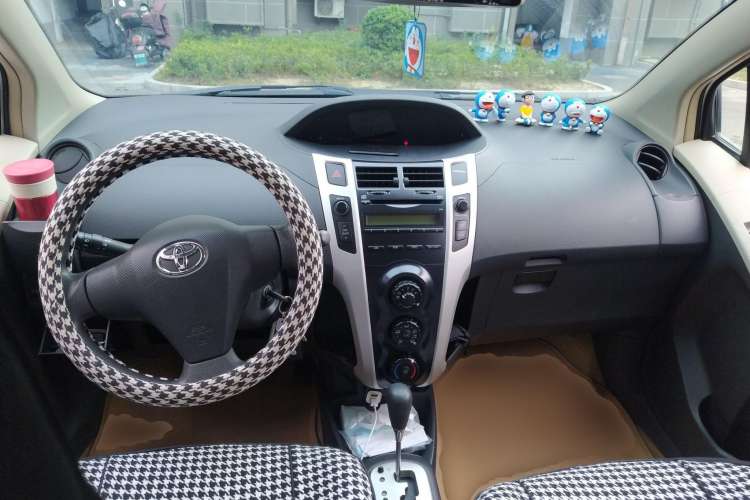 Used Toyota Yaris 2011 1.6E Automatic Charm Edition Center Console