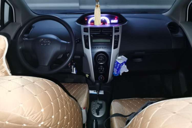 Used Toyota Yaris 2011 1.6E Automatic Charm Edition Center Console