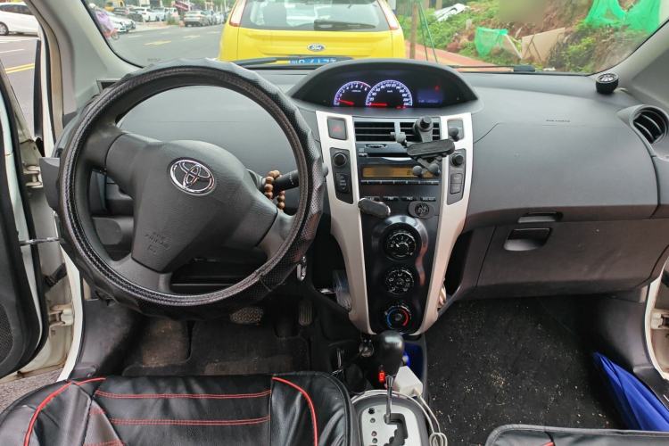 Used Toyota Yaris 2011 1.6E Automatic Charm Edition Center Console