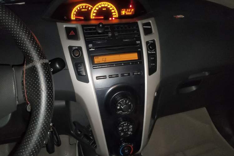 Used Toyota Yaris 2011 1.6E Automatic Charm Edition Audio And AC Panel