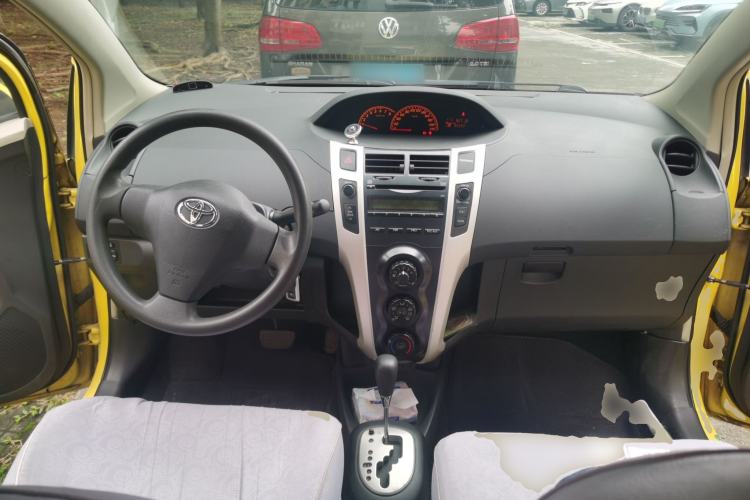 Used Toyota Yaris 2011 1.6E Automatic Charm Edition Center Console