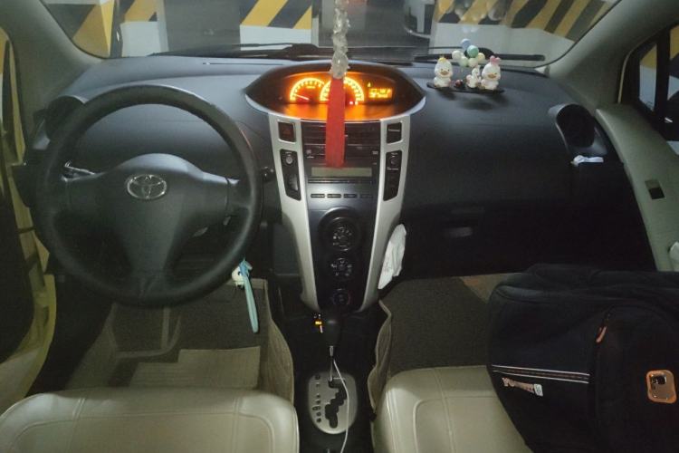 Used Toyota Yaris 2011 1.6E Automatic Charm Edition Center Console