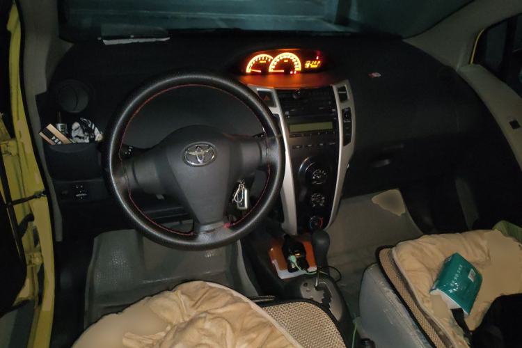 Used Toyota Yaris 2011 1.6E Automatic Charm Edition Center Console