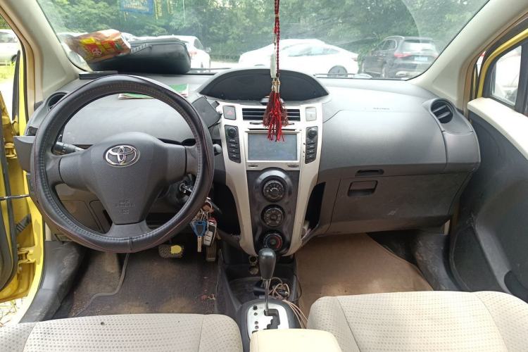 Used Toyota Yaris 2011 1.6E Automatic Charm Edition Center Console