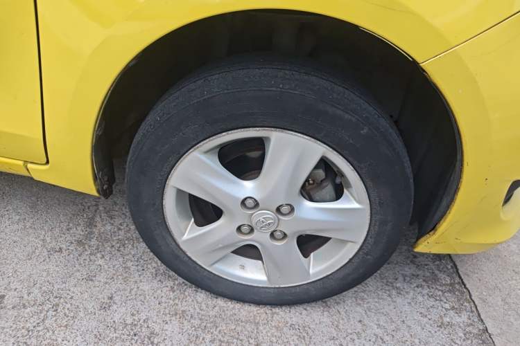 Used Toyota Yaris 2011 1.6 GS Automatic Sharp Edition Right Front Wheel Hub