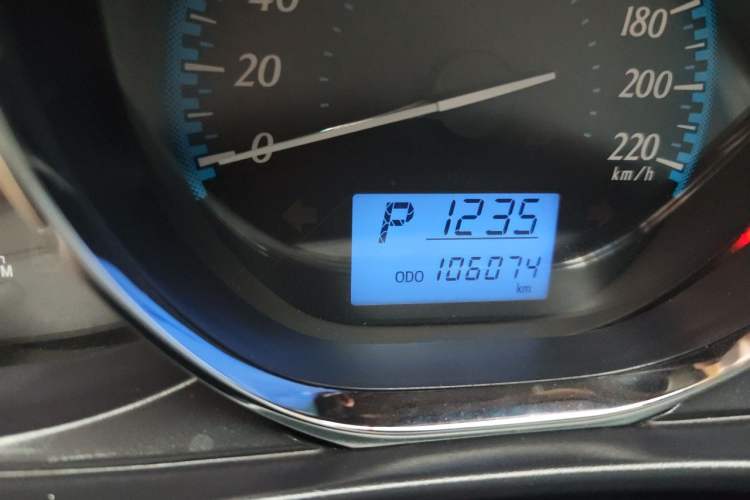 Used Toyota YARiS L Zhi Xiang 2017 1.5E CVT Dynamic Edition Odometer Close Up