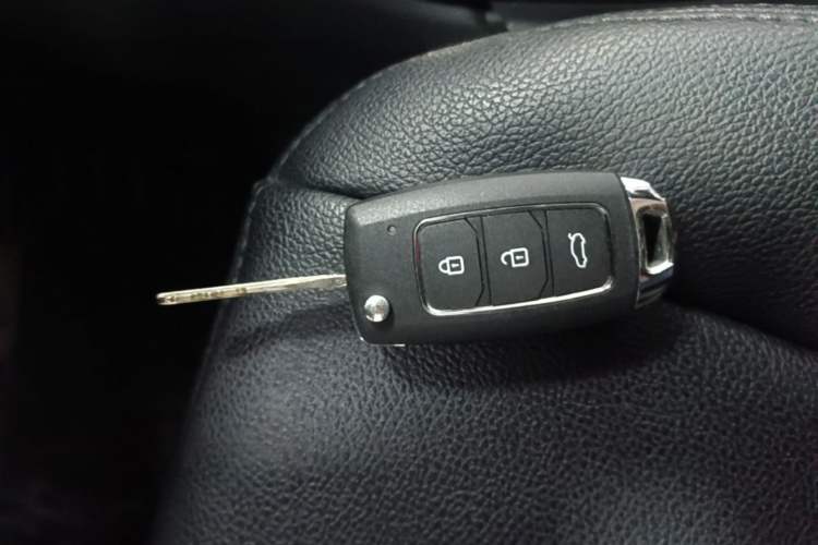 Used Toyota YARiS L Zhi Xiang 2017 1.5G CVT Xuan Dong Skyroof Edition Vehicle Key
