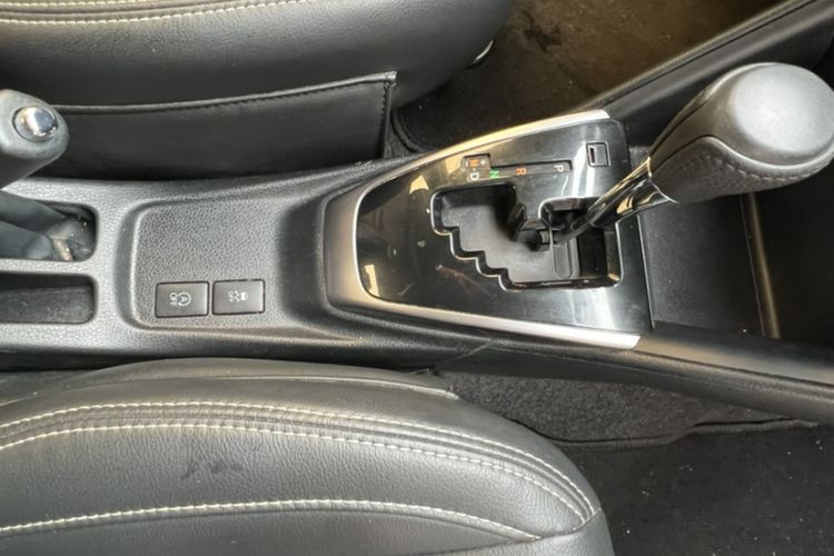 Used Toyota YARiS L Zhi Xiang 2017 1.5G CVT Xuan Dong Skyroof Edition Interior 5