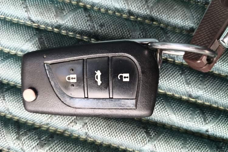 Used Toyota YARiS L Zhi Xiang 2017 1.5G CVT Xuan Dong Skyroof Edition Vehicle Key