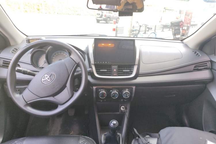 Used Toyota YARiS L Zhi Xiang 2017 1.3E Manual Charm Edition Center Console